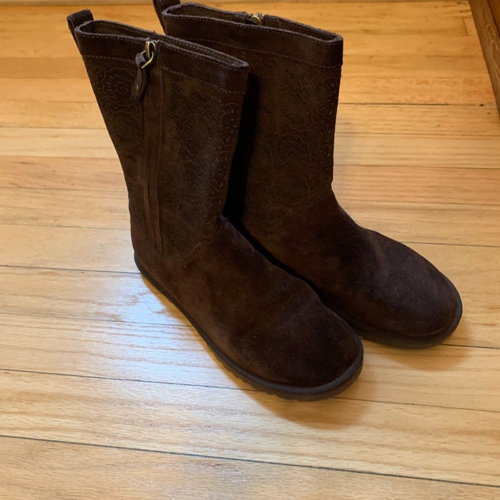 UGG brown suede flat unlined boots, size 7 EUC